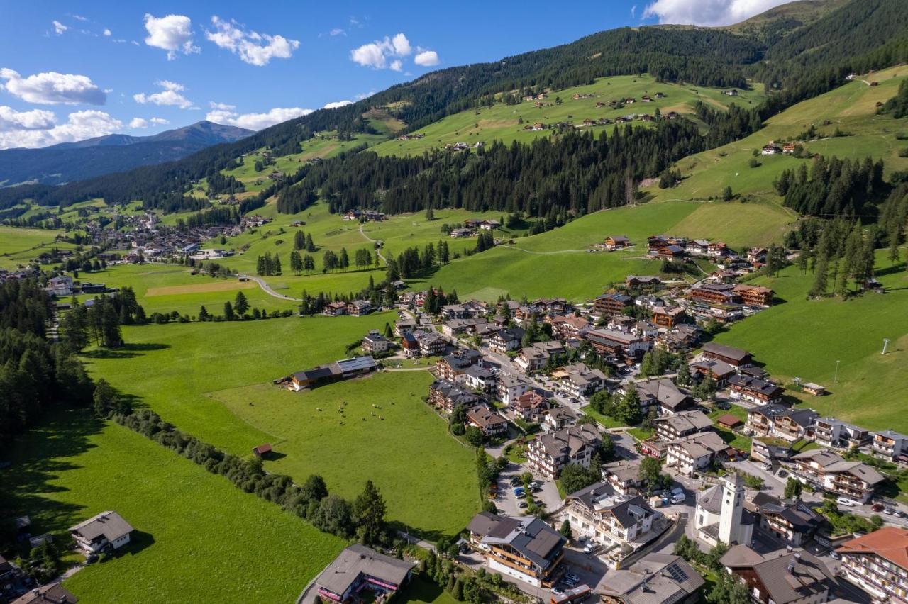 Hotel Holzer Sexten Exteriör bild